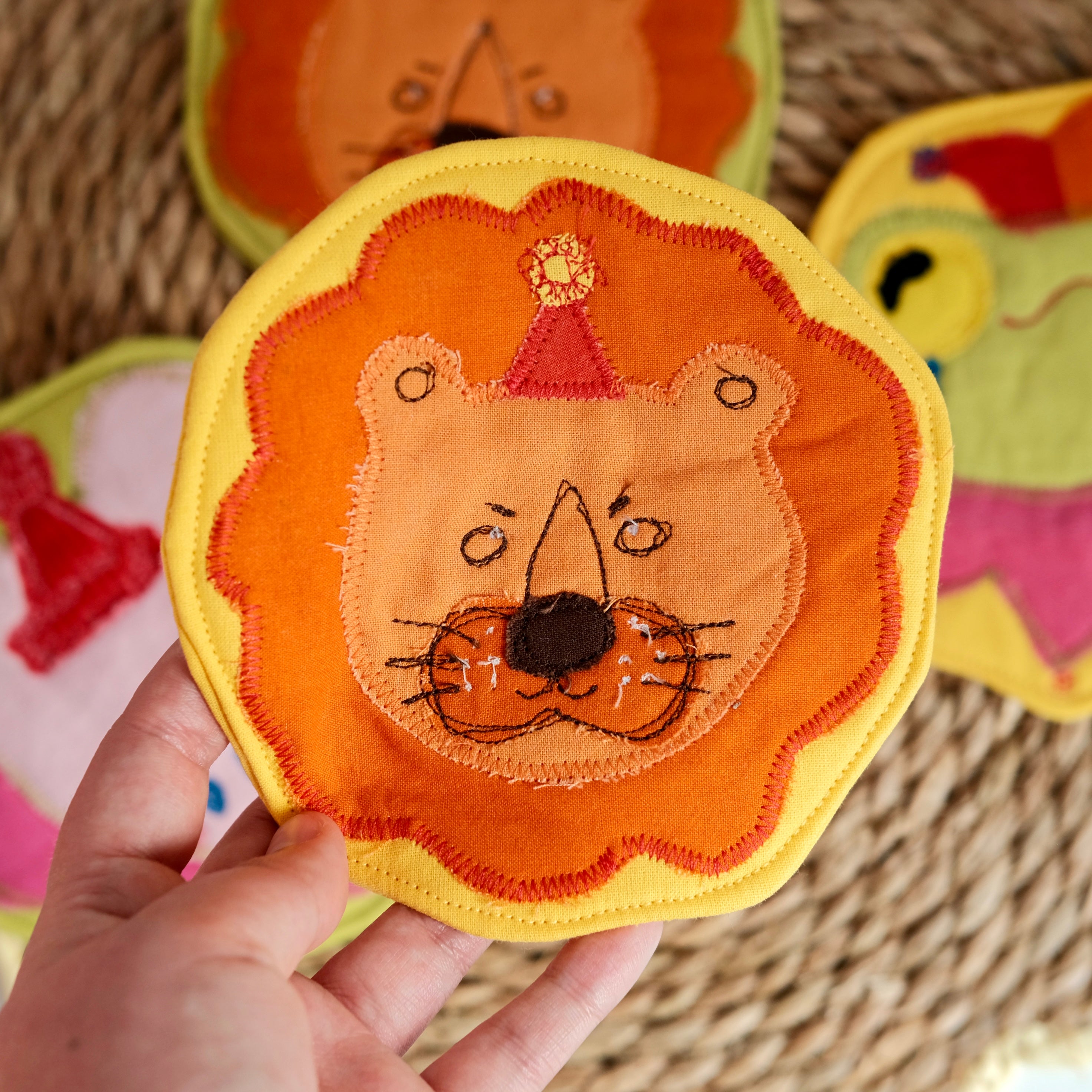 Sous-verre Clownimal Balthazar le lion sur fond jaune