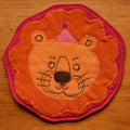 Sous-verre Clownimal Balthazar le lion sur fond rose foncé