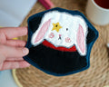 Sous-verre Clownimal Boris le lapin magicien sur fond bleu marin