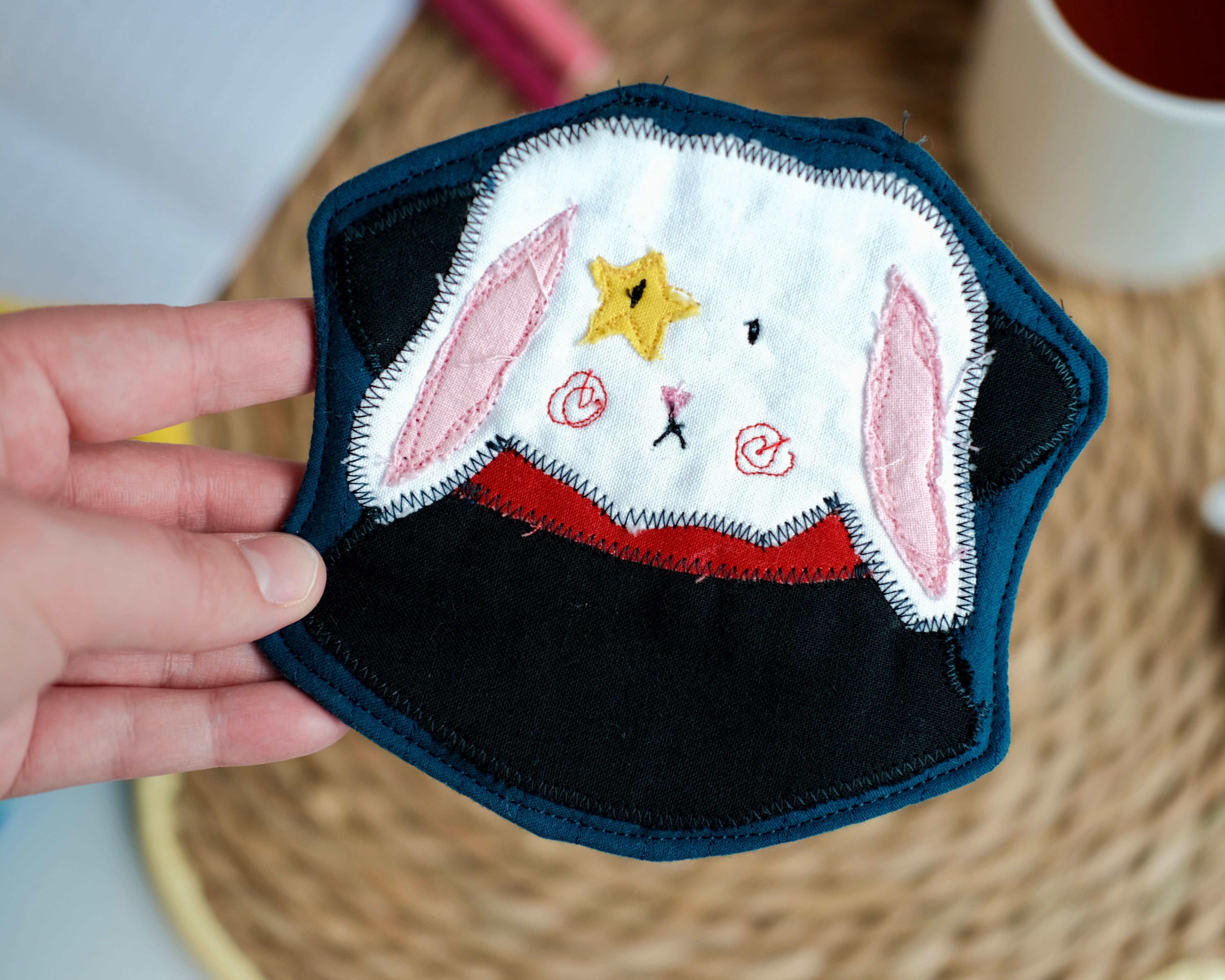 Sous-verre Clownimal Boris le lapin magicien sur fond bleu marin