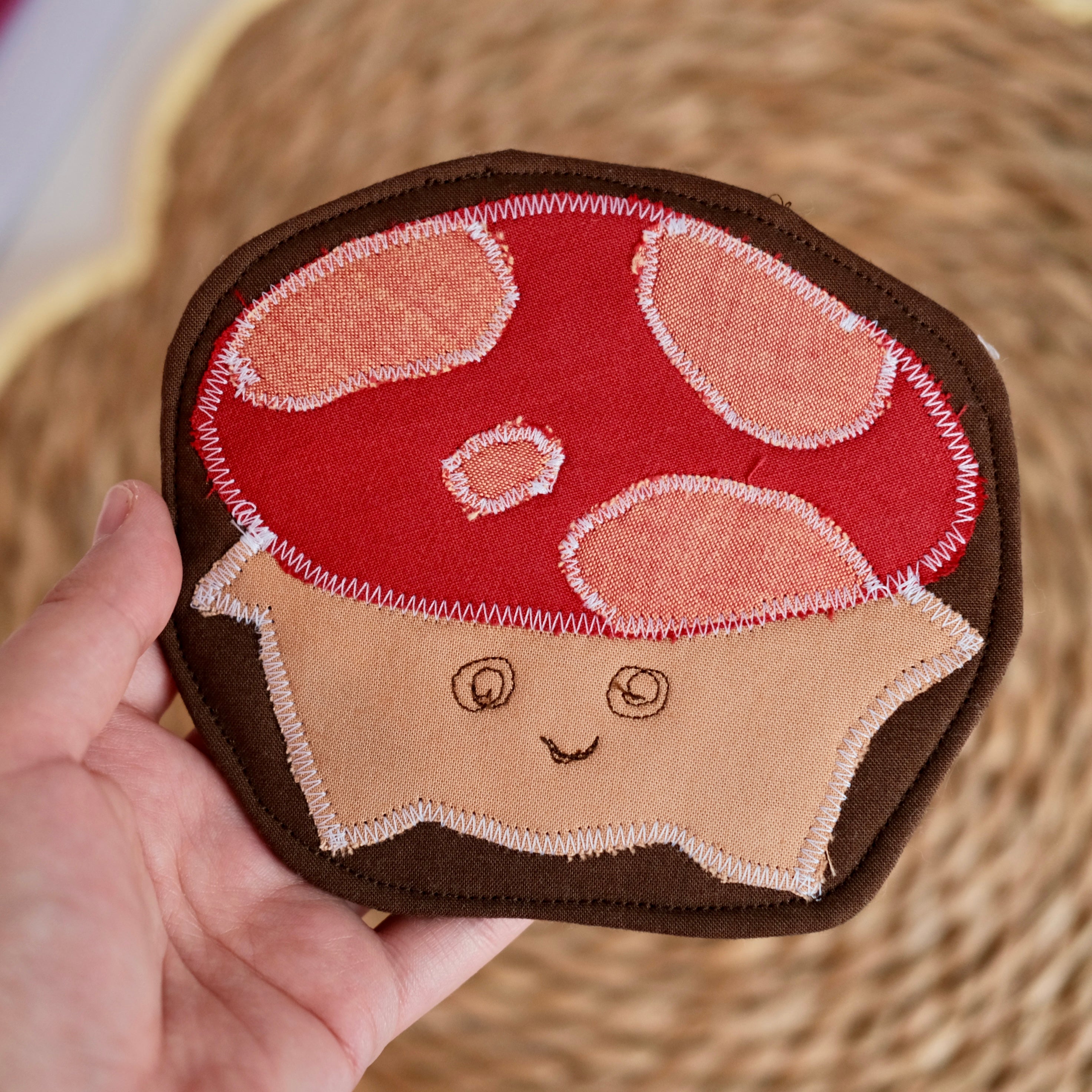 Sous-verre de la forêt Chantal le champignon, rouge et beige sur fond brun