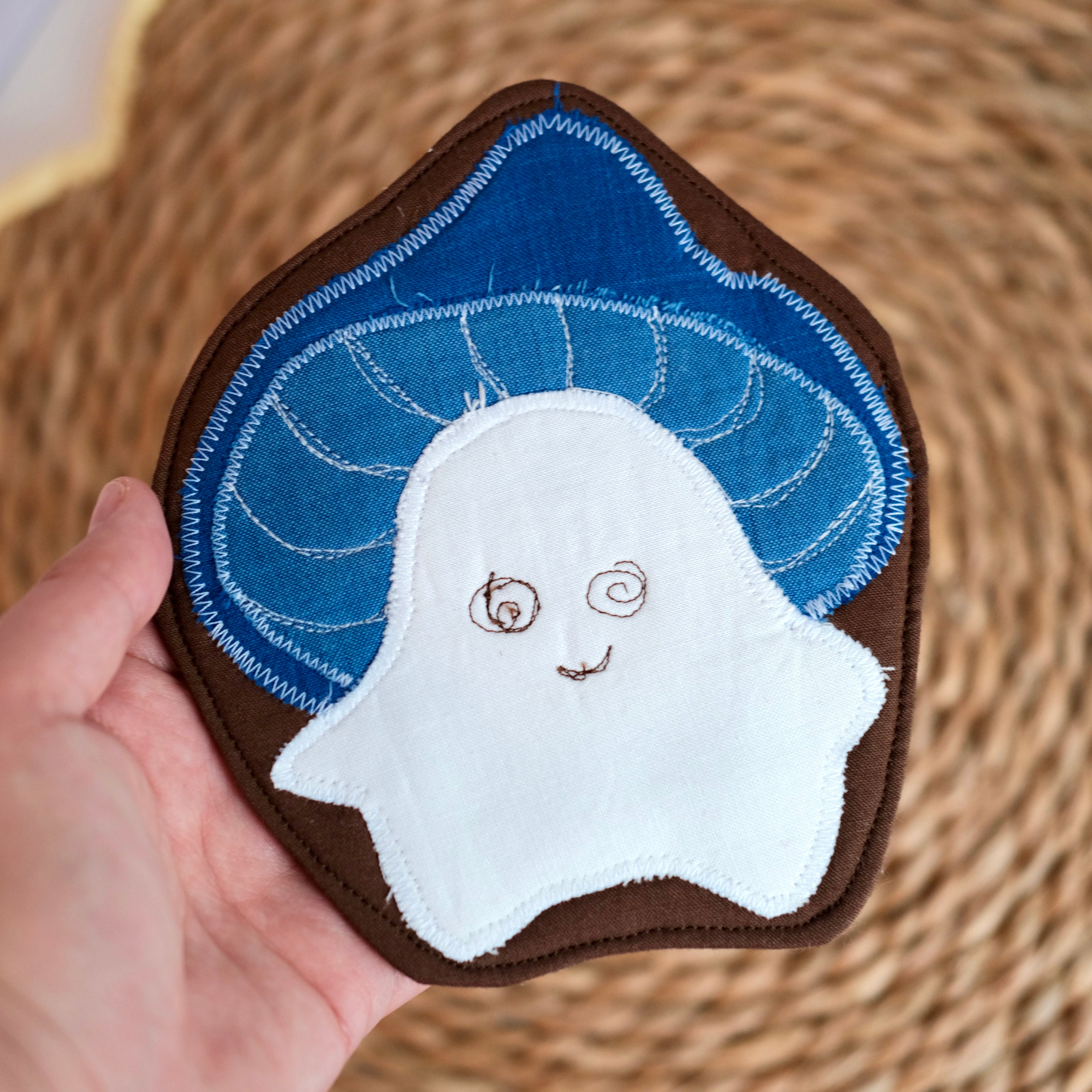 Sous-verre de la forêt Marcel le champignon, bleu et blanc sur fond brun