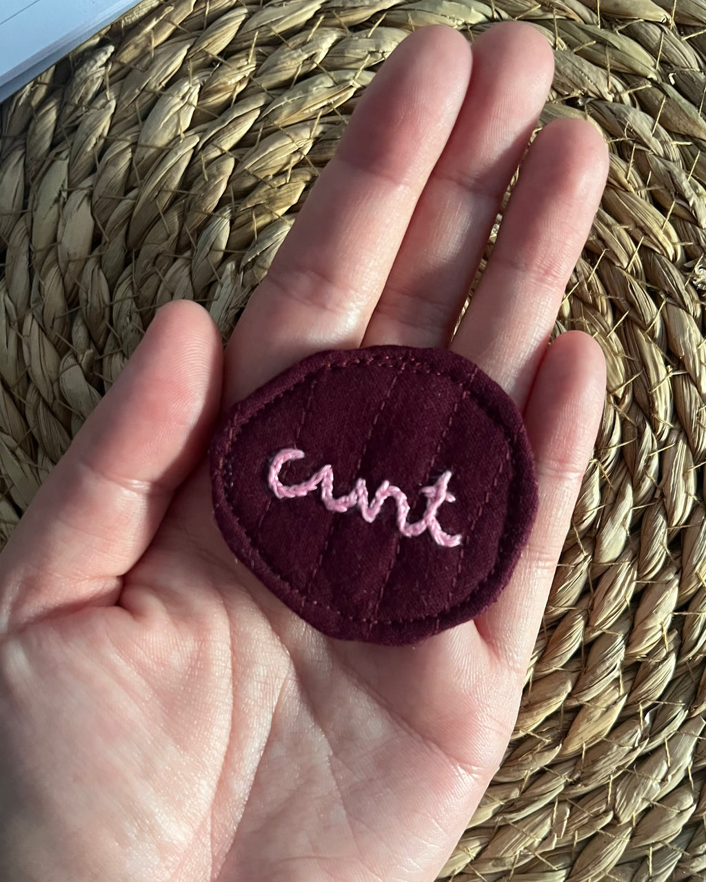 Épinglette « cunt » brodée à la main, retaille de tissu matelassé