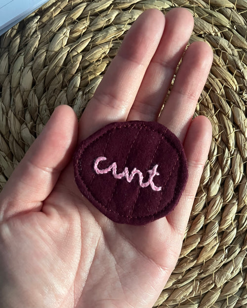 Épinglette « cunt » brodée à la main, retaille de tissu matelassé