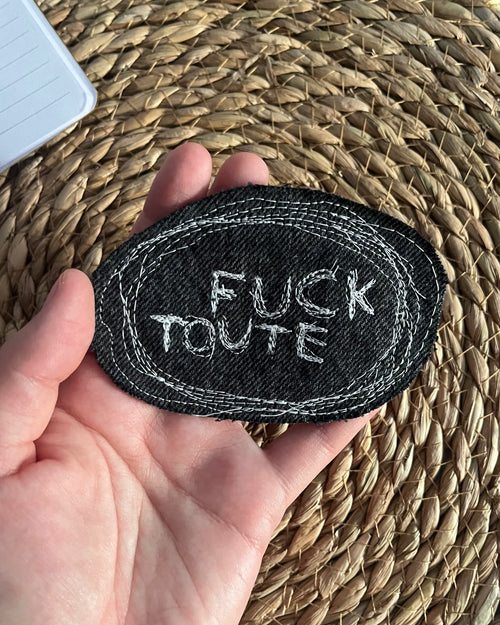 Épinglette FUCK TOUTE, retaille de denim