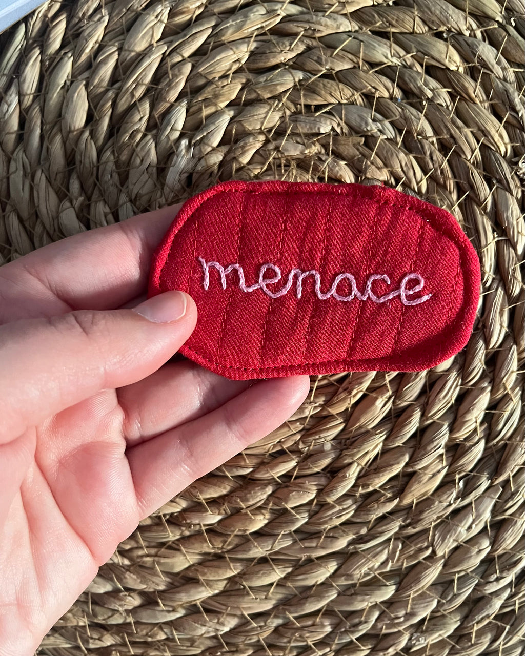 Épinglette « menace » brodée à la main, retaille de tissu matelassé