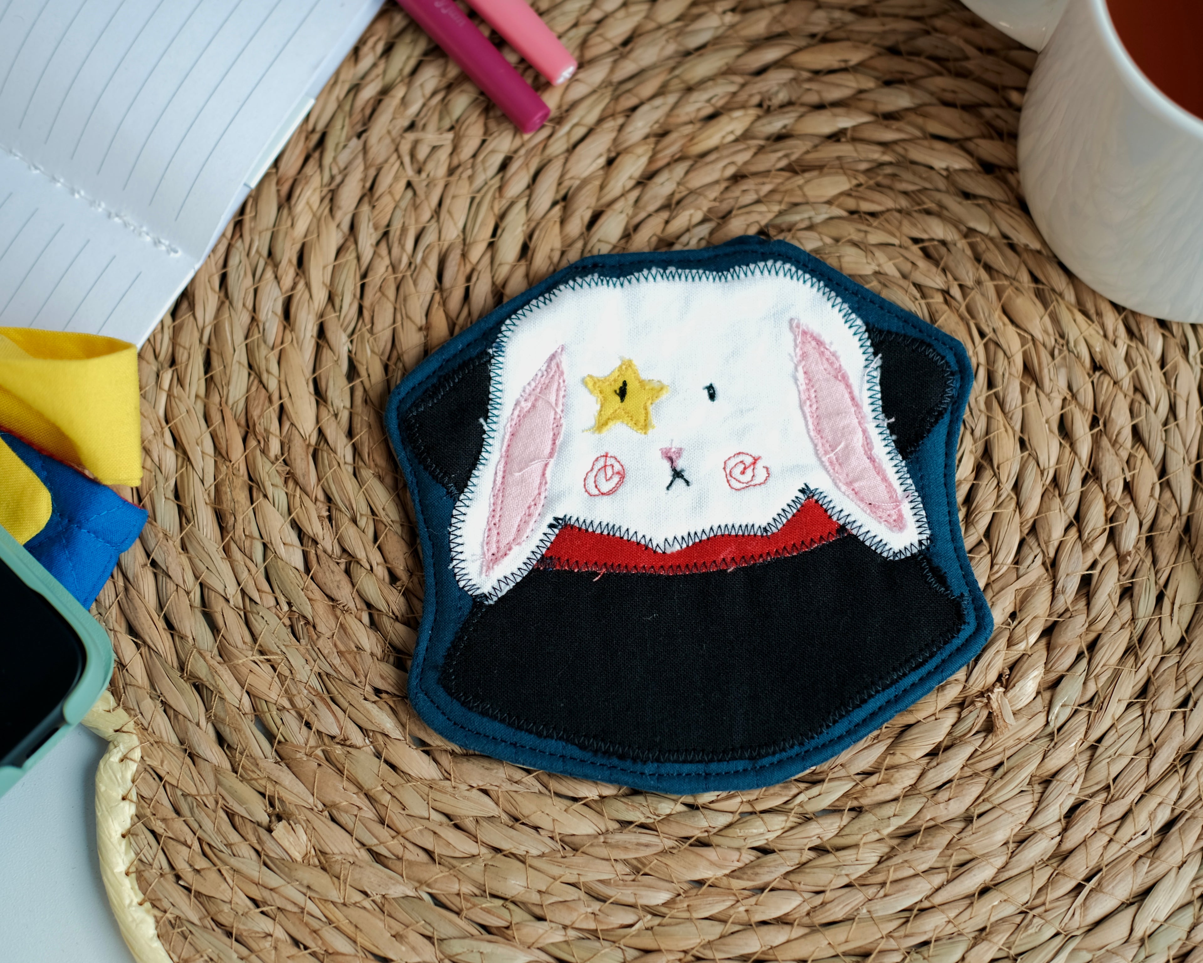 Sous-verre Clownimal Boris le lapin magicien sur fond bleu marin