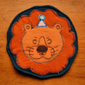 Sous-verre Clownimal Balthazar le lion sur fond bleu marin