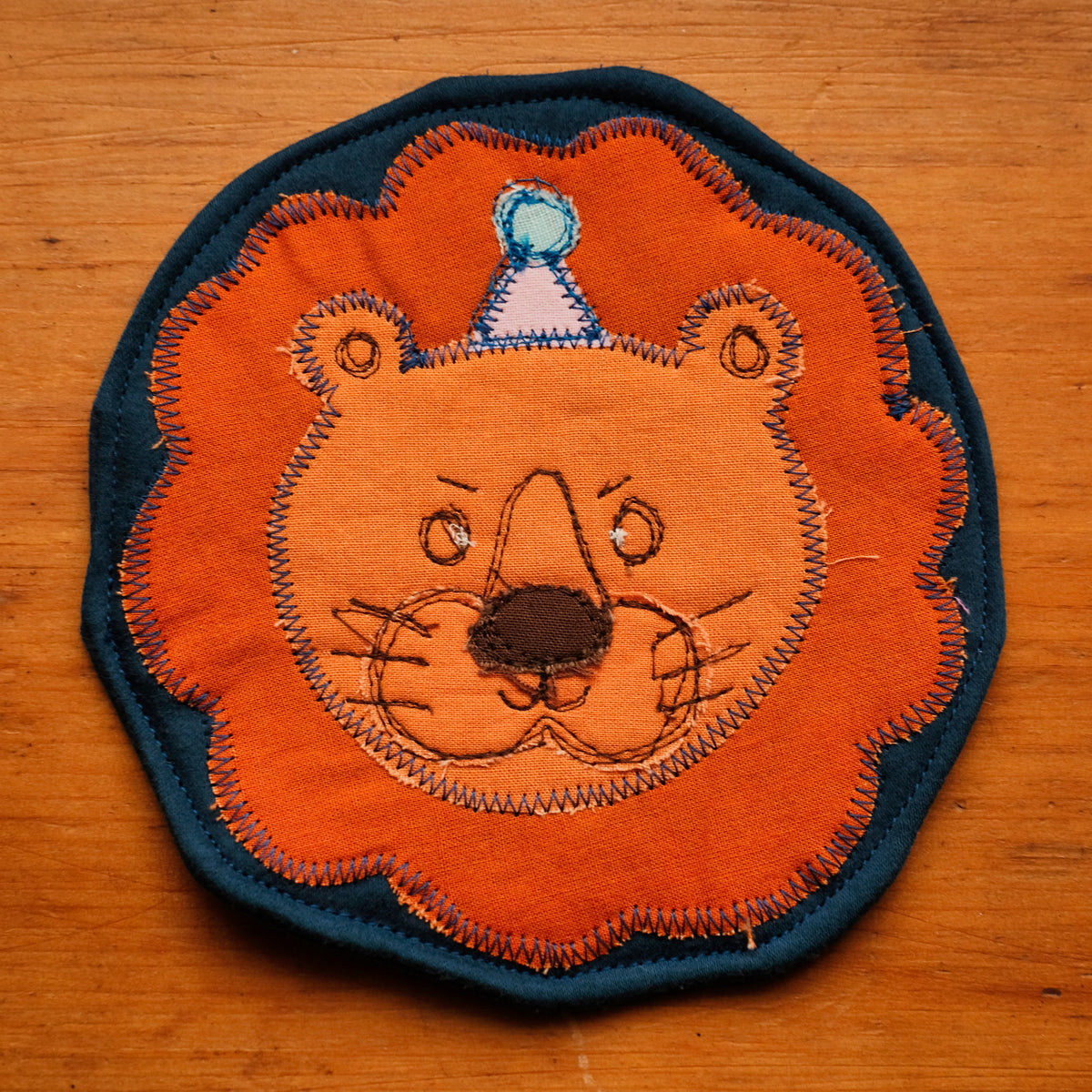 Sous-verre Clownimal Balthazar le lion sur fond bleu marin