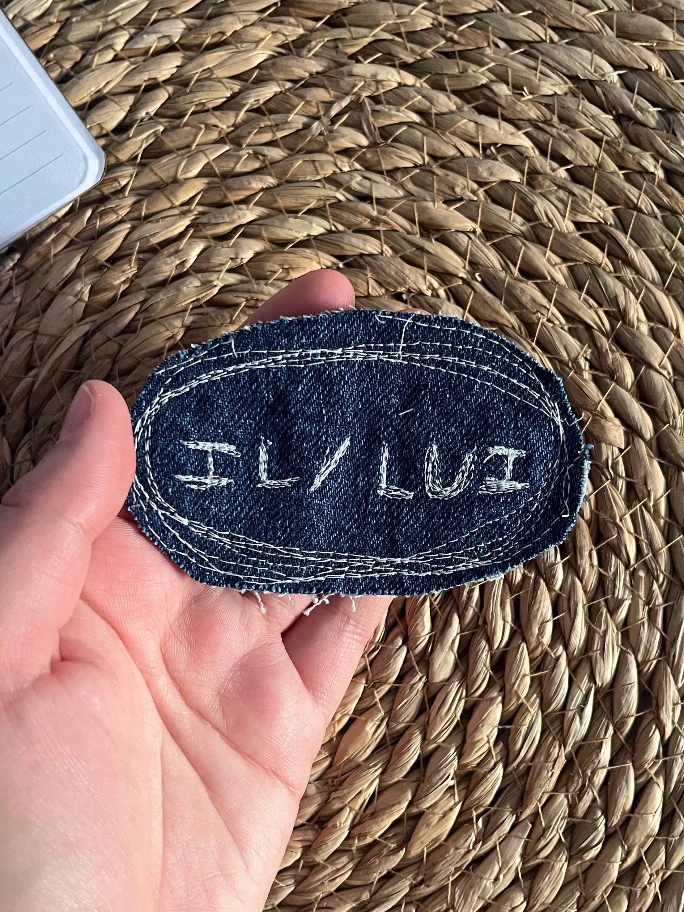 Pronoun pin IL/LUI, denim offcut