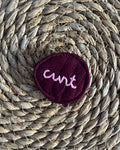 Épinglette « cunt » brodée à la main, retaille de tissu matelassé