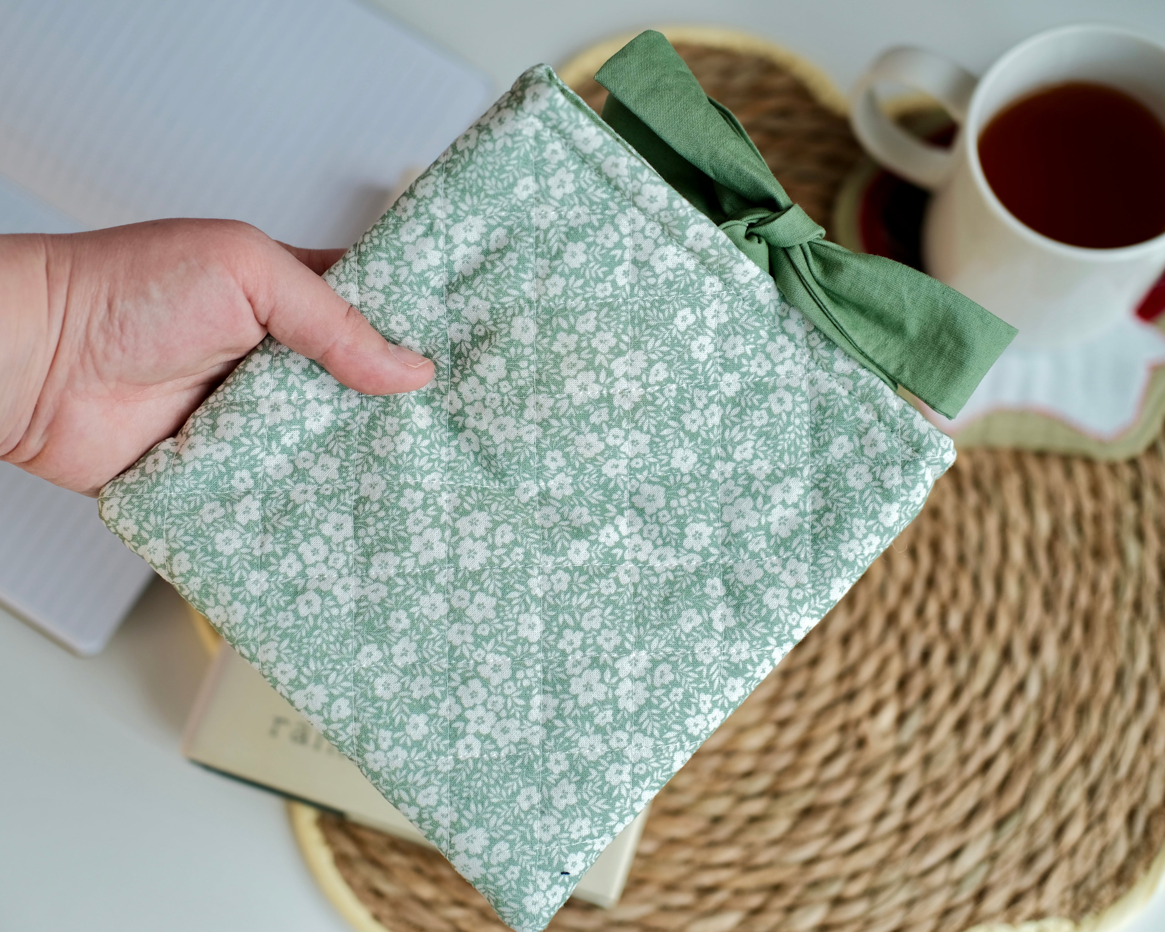 Green flowers e-reader sleeve (Kobo Libra Colour)