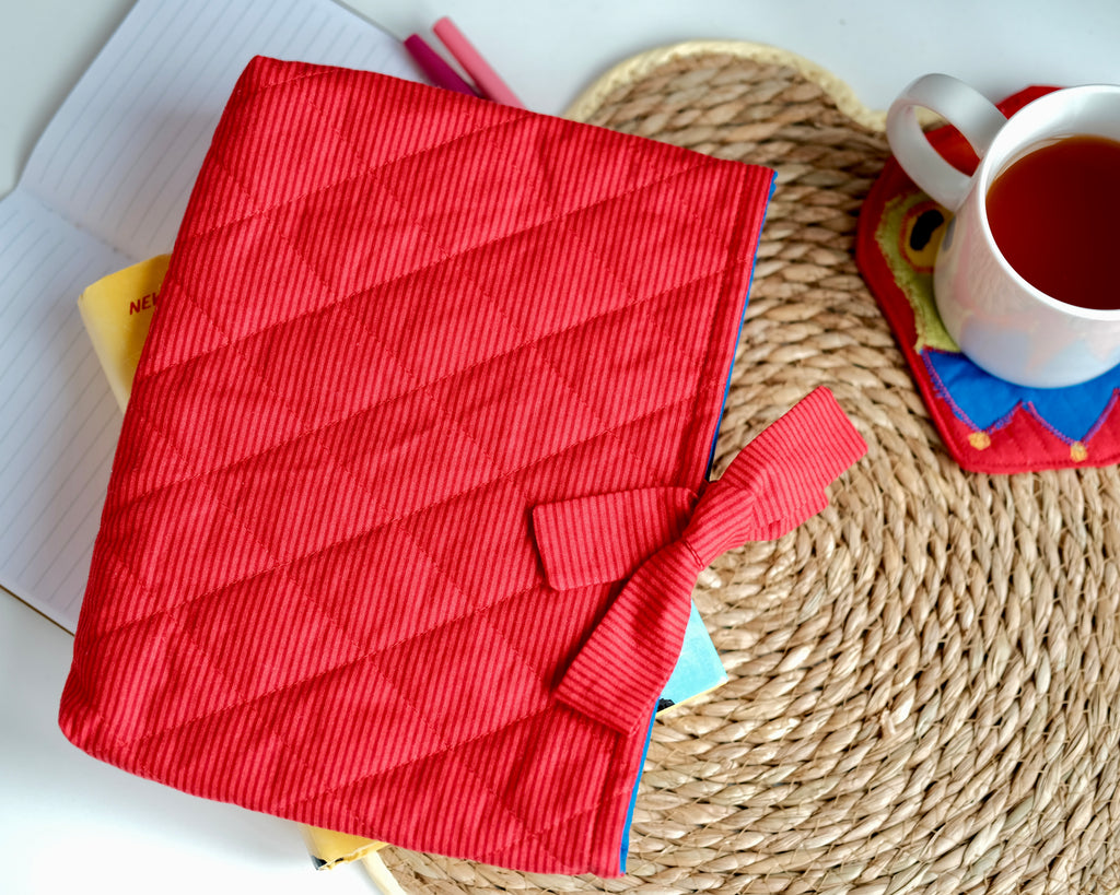 Pochette pour livre rayée rouge (intérieur bleu)