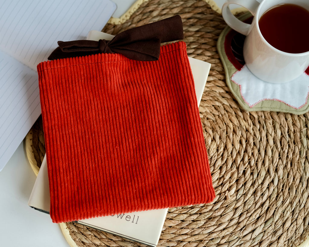 Pochette pour liseuse upcyclée velours côtelé orange (Kobo Libra Colour)