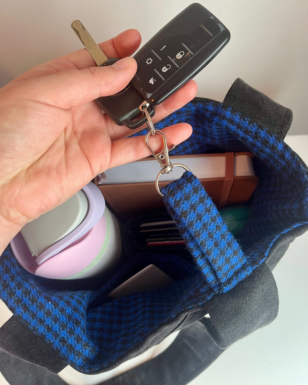 Sac à main upcyclé denim noir + breloque étoile bleue