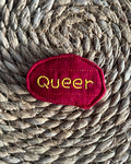 Épinglette « queer » brodée à la main, retaille de tissu matelassé