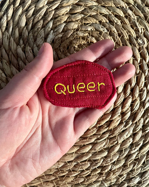Épinglette « queer » brodée à la main, retaille de tissu matelassé