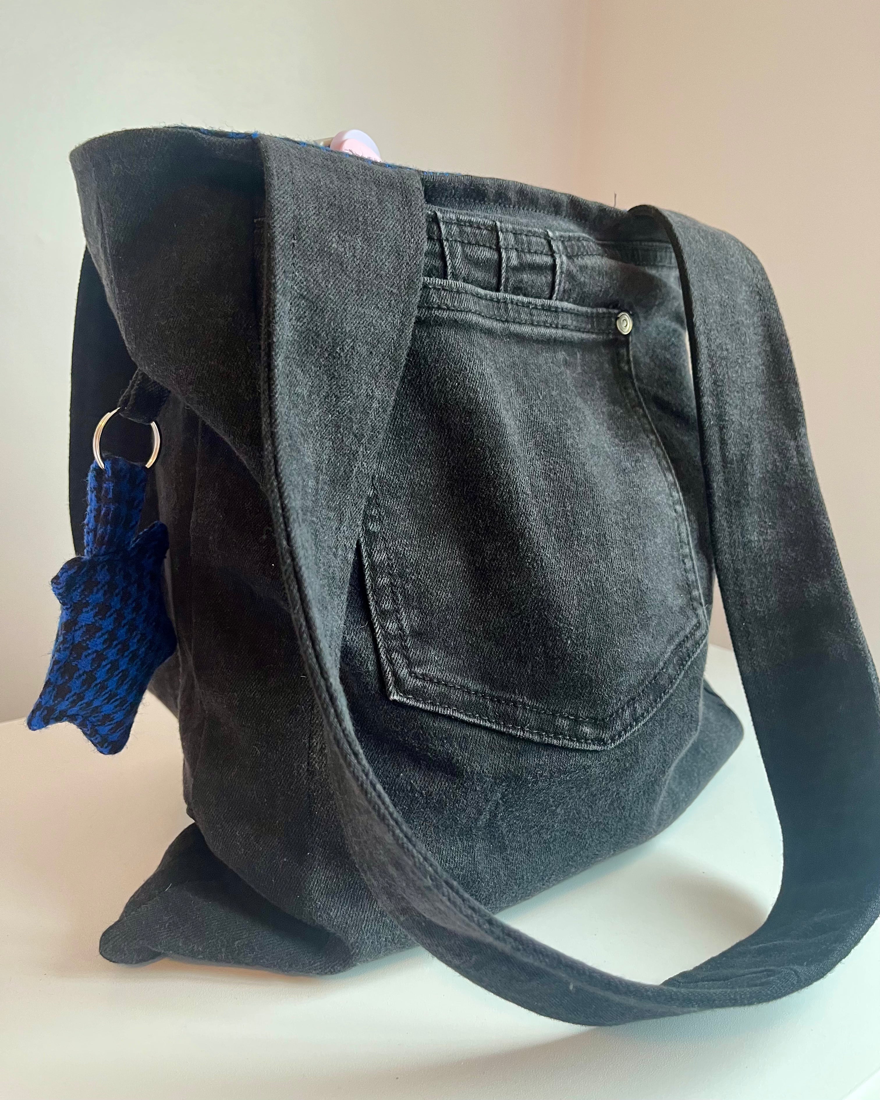 Sac à main upcyclé denim noir + breloque étoile bleue