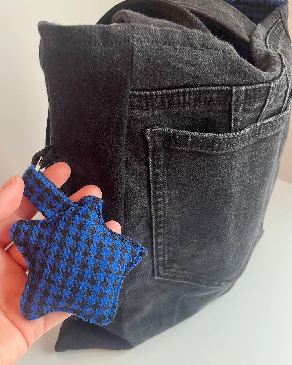 Sac à main upcyclé denim noir + breloque étoile bleue