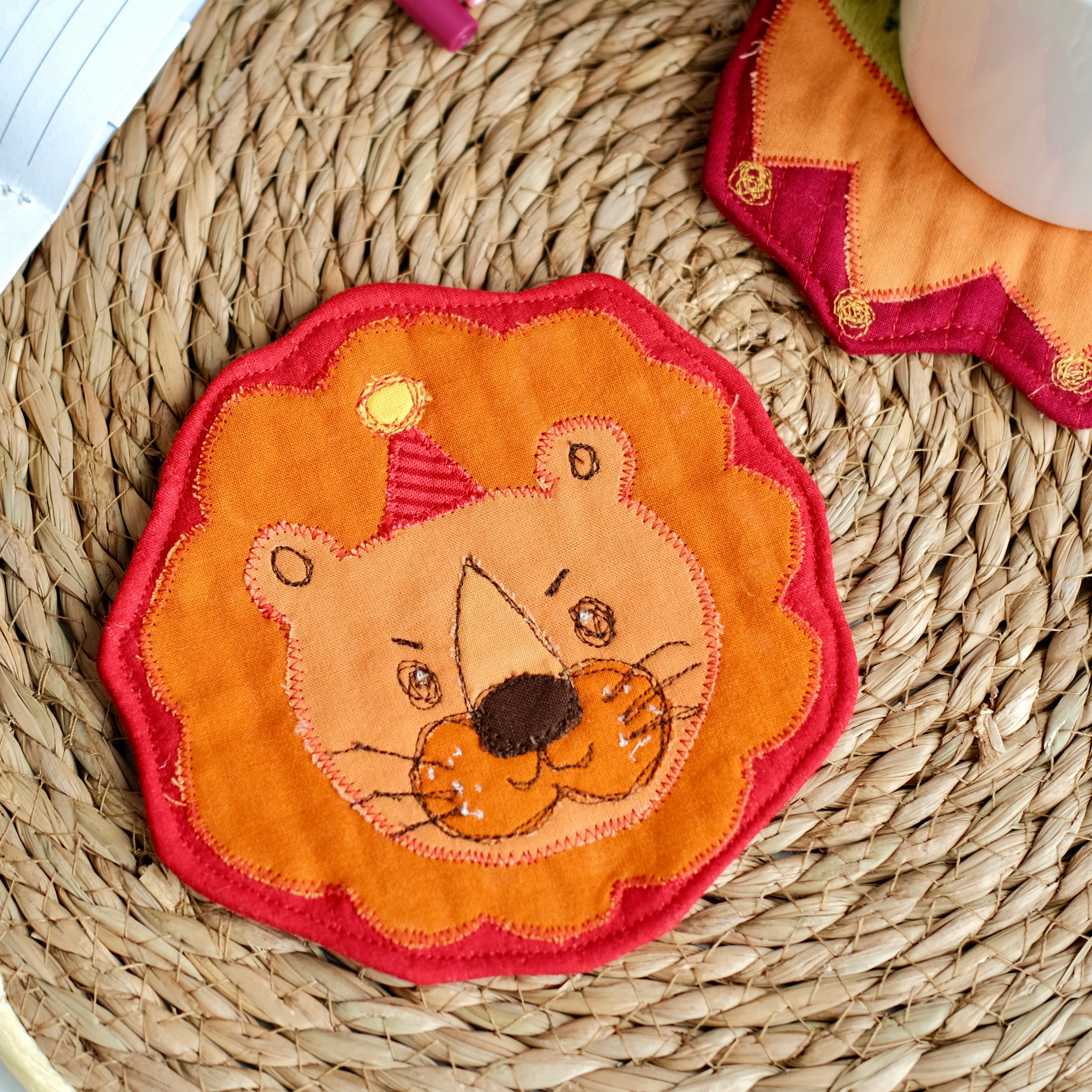 Sous-verre Clownimal Balthazar le lion sur fond rouge