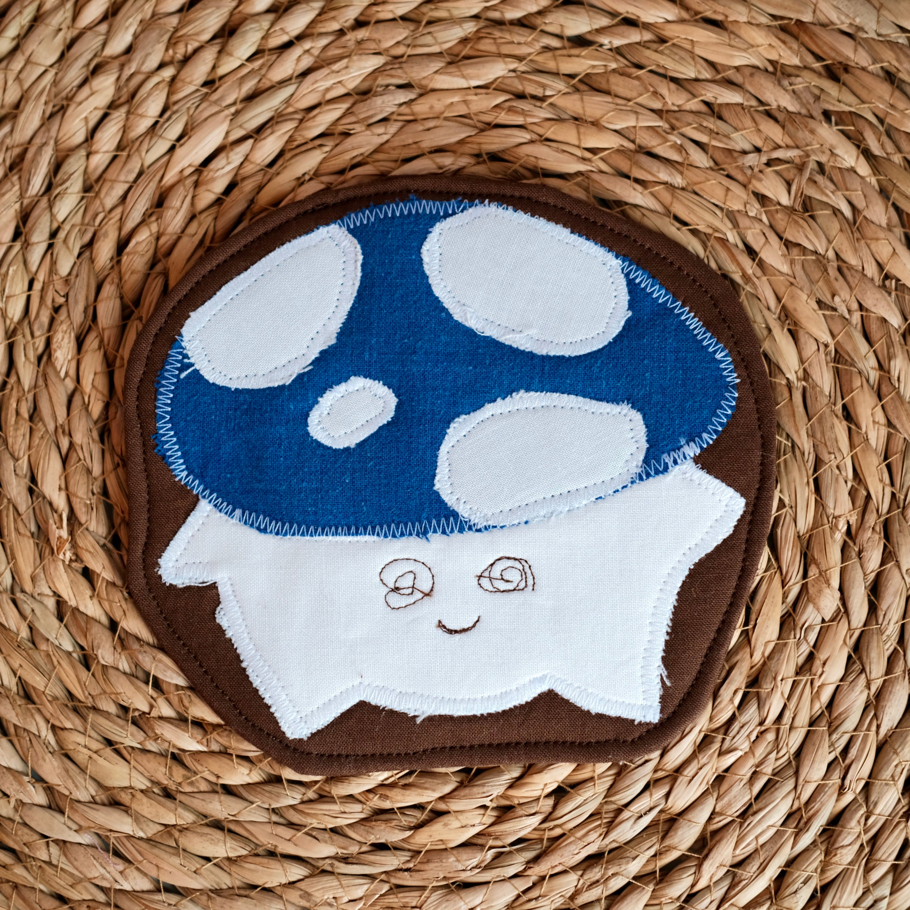 Sous-verre de la forêt Chantal le champignon, bleu et blanc sur fond brun