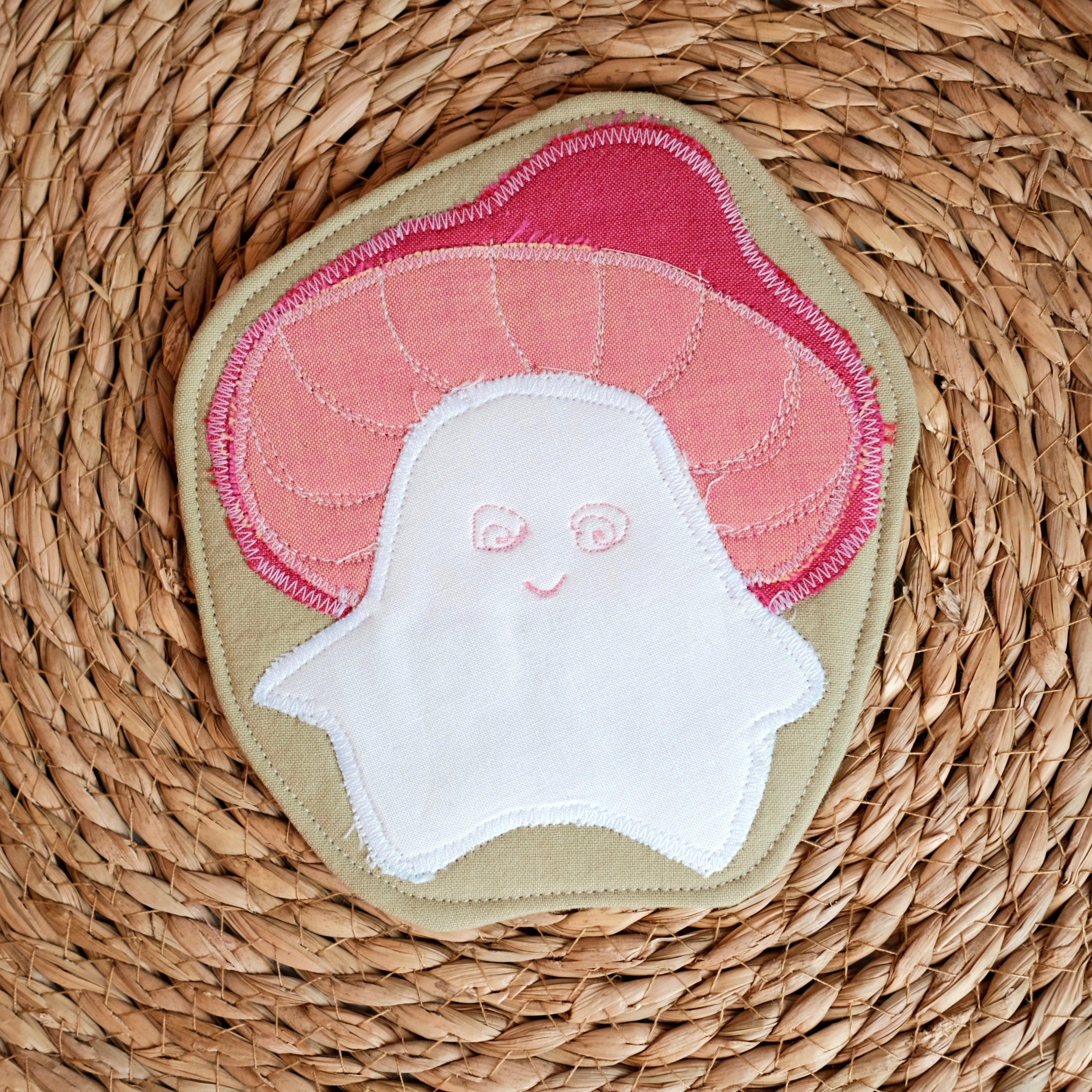 Sous-verre de la forêt Marcel le champignon, rose et blanc sur fond vert pâle
