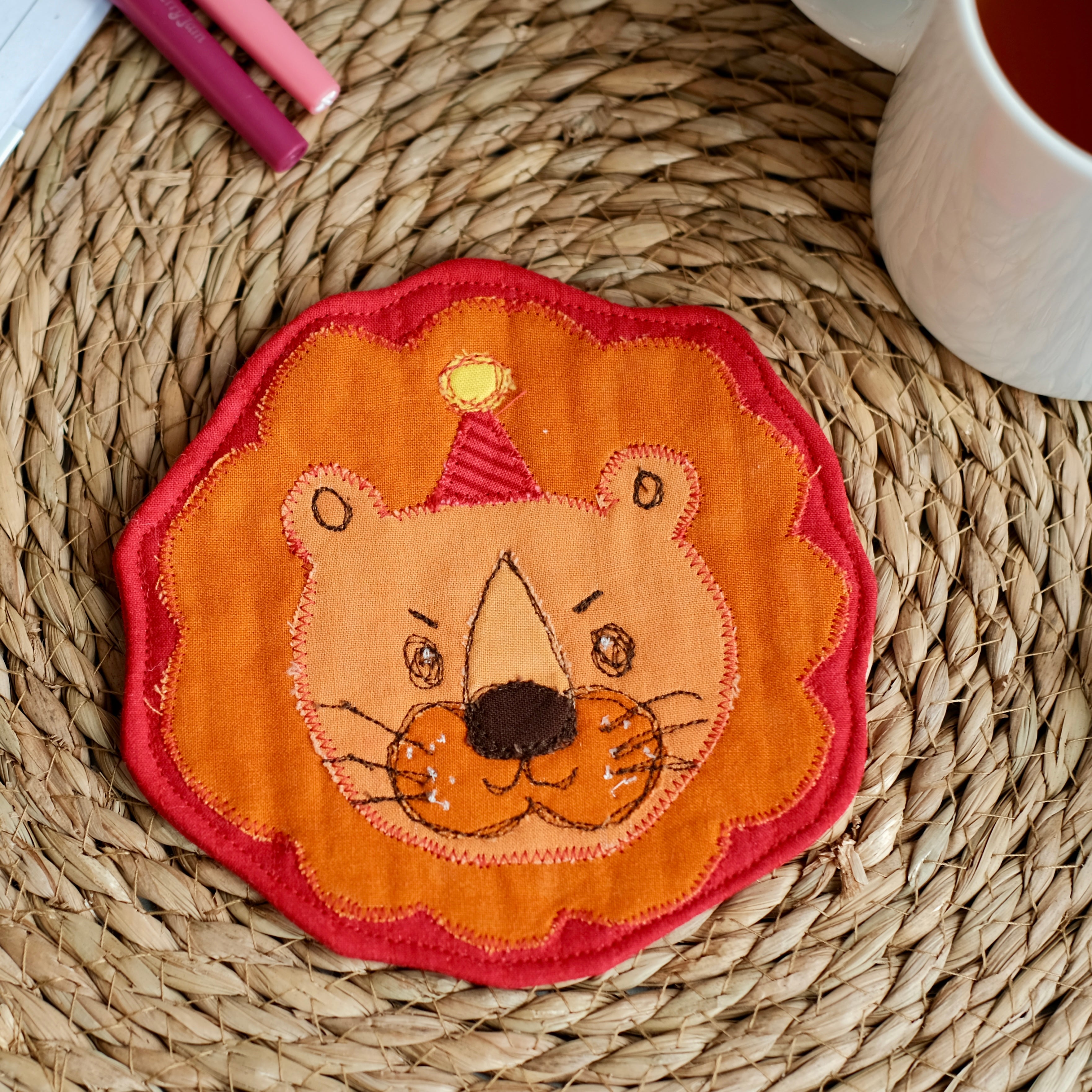 Sous-verre Clownimal Balthazar le lion sur fond rouge