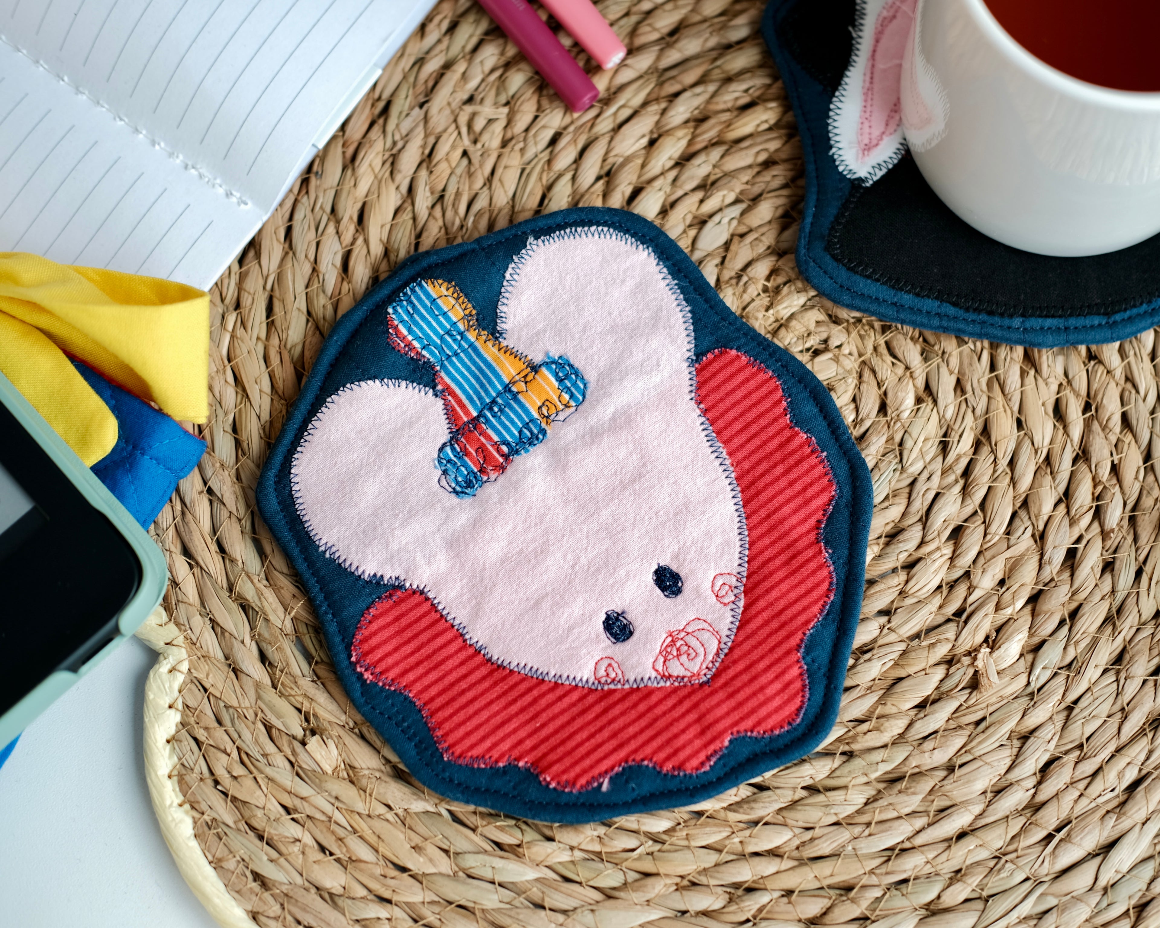 Sous-verre Clownimal Timmy la souris sur fond bleu marin