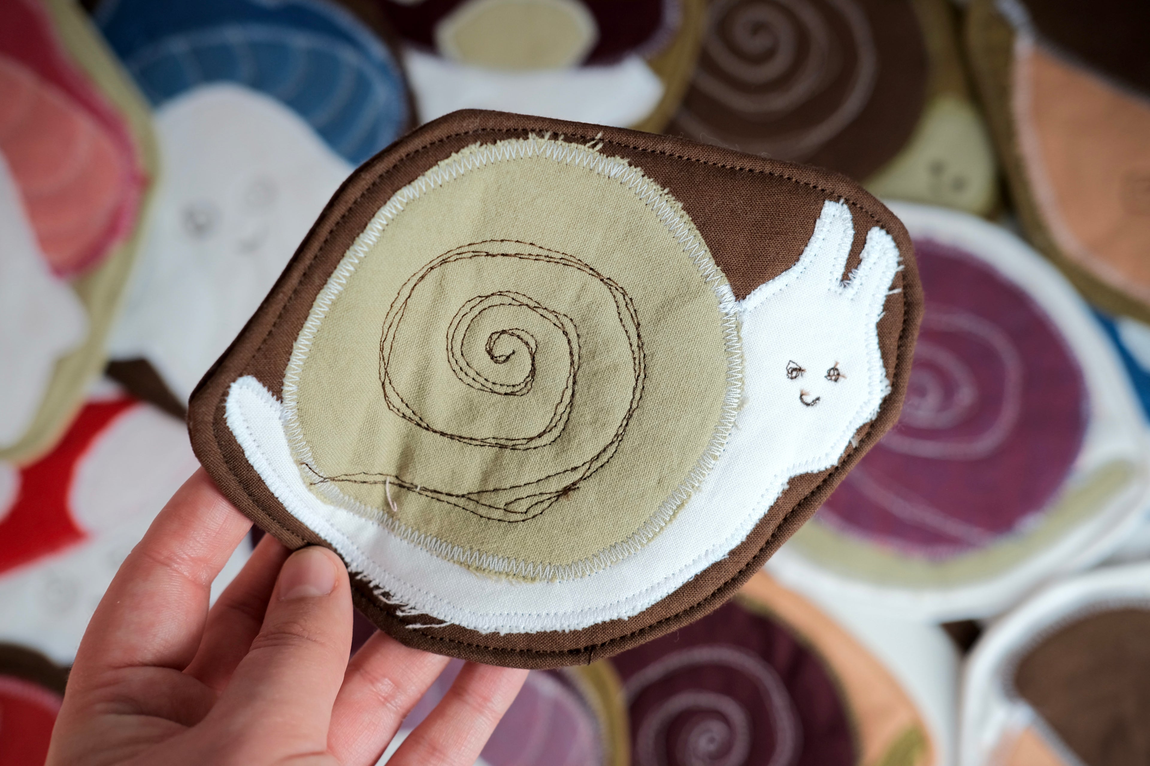 Sous-verre de la forêt Suzanne l’escargot sur fond brun