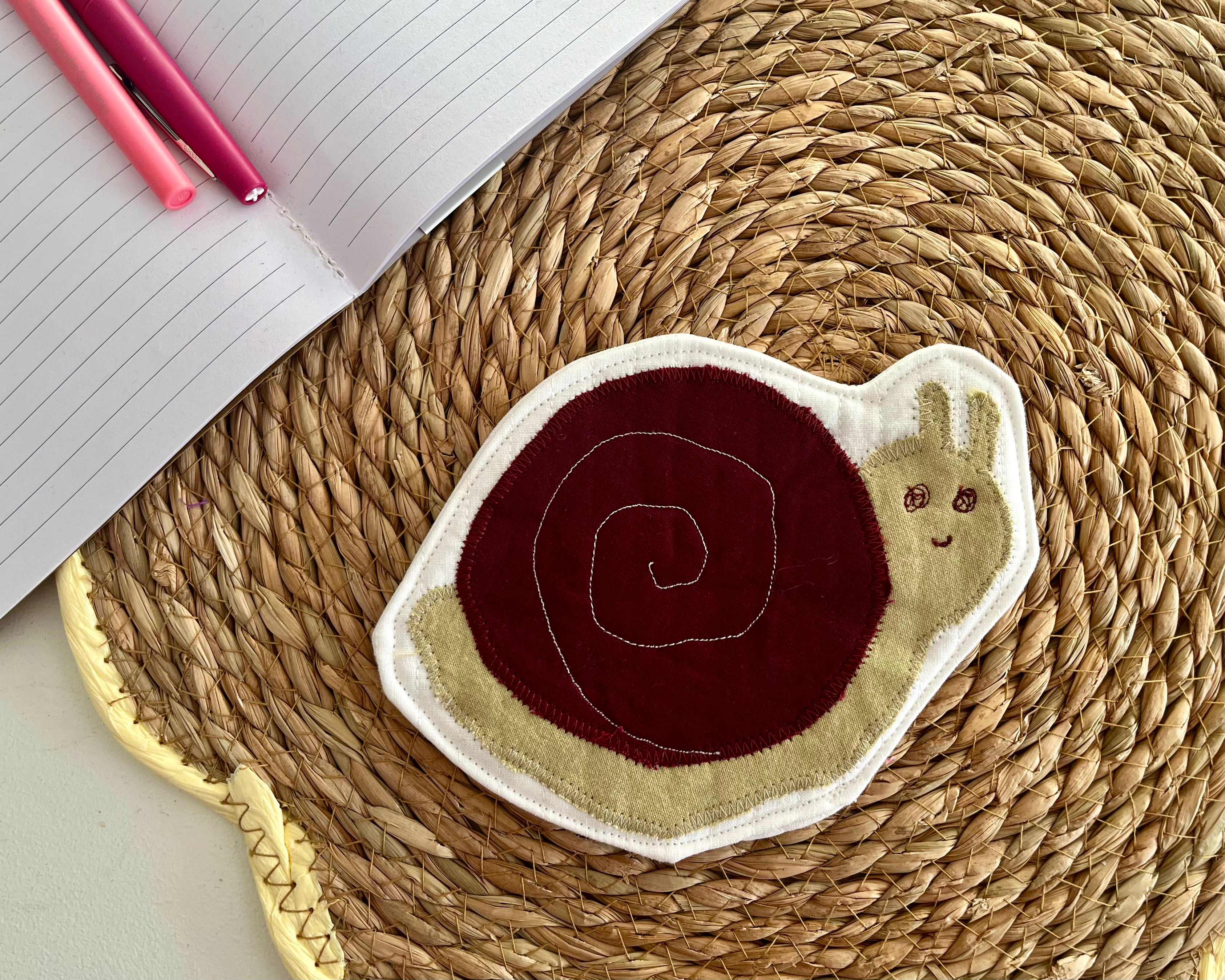 Sous-verre de la forêt Suzanne l’escargot sur fond blanc