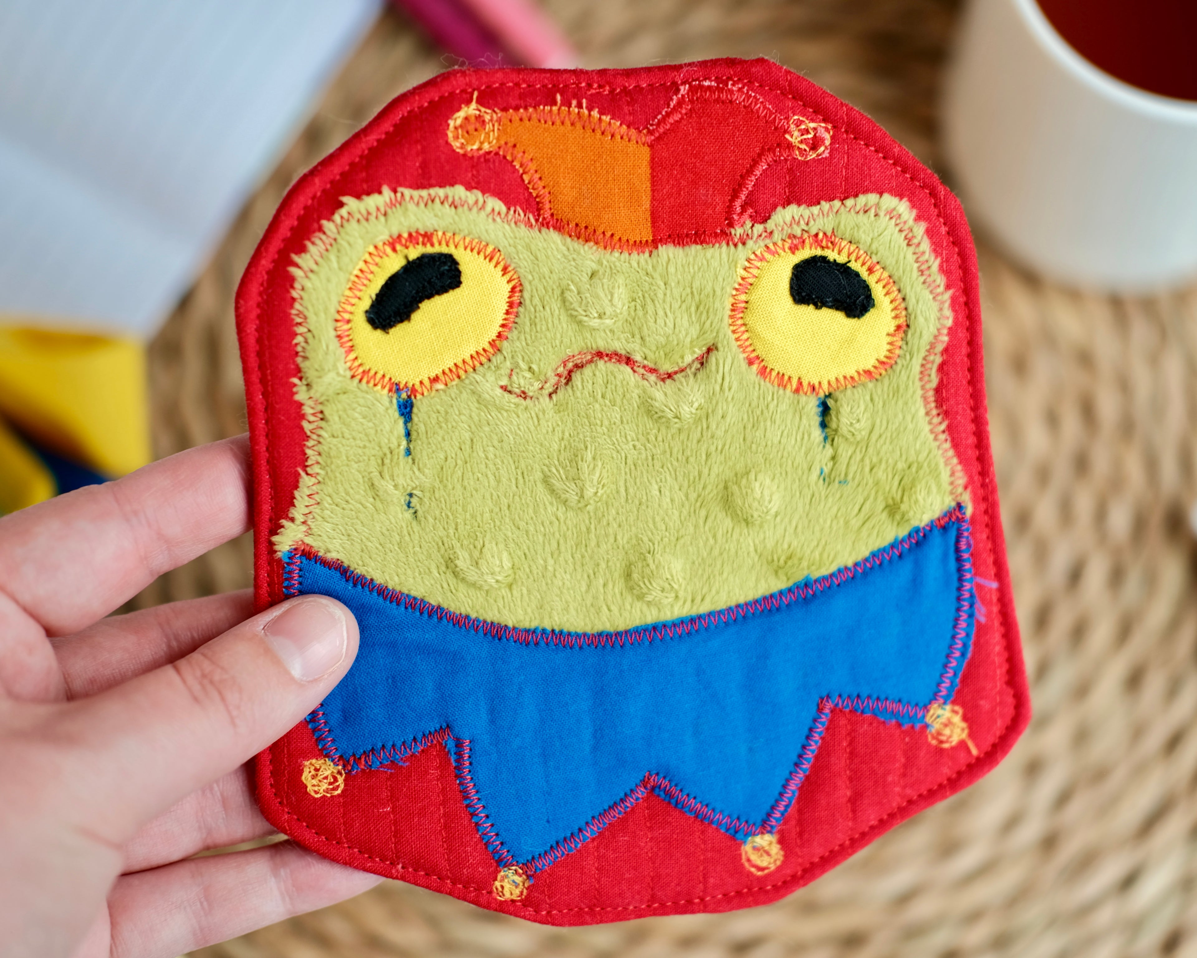 Sous-verre Clownimal Lucille la grenouille sur fond rouge