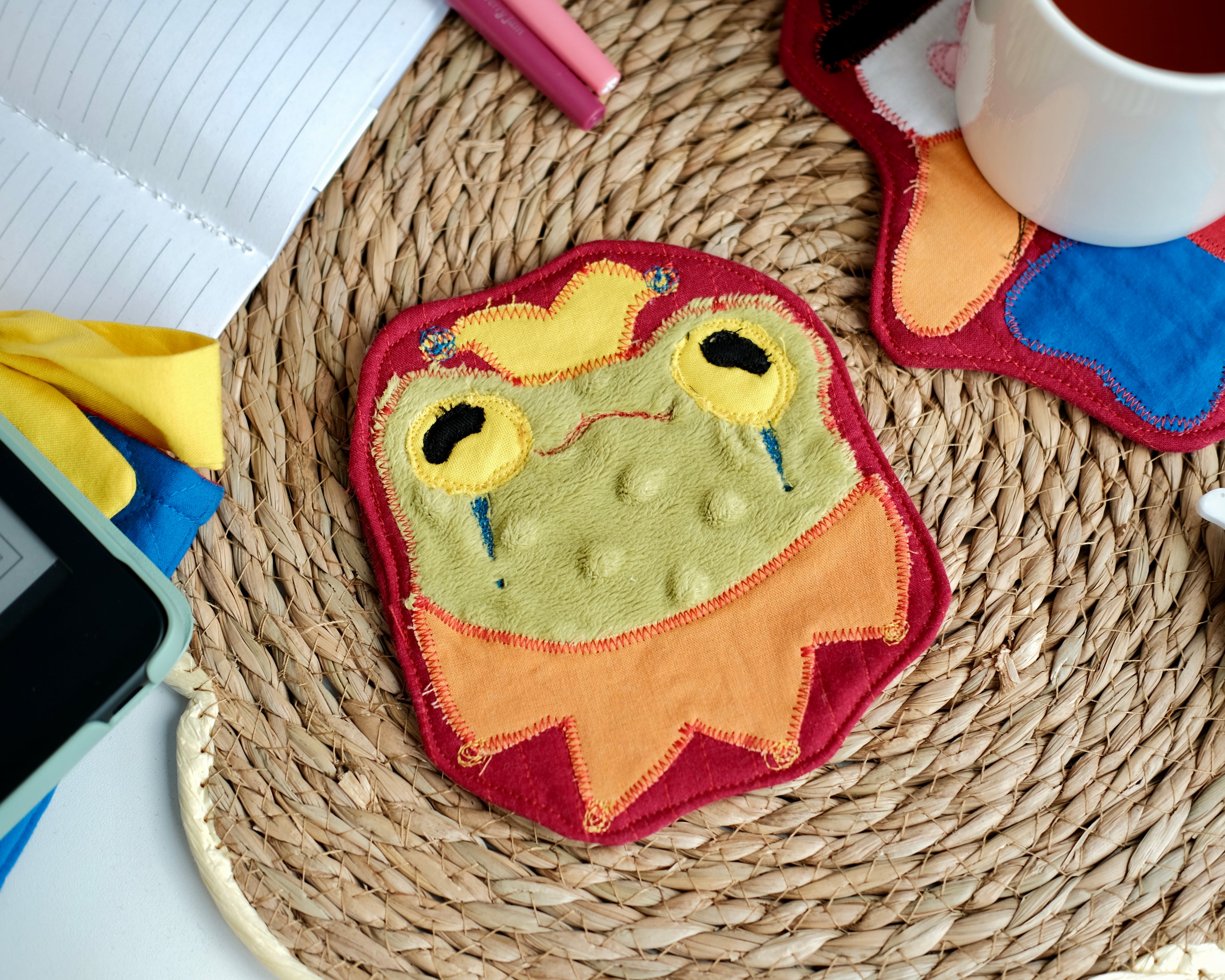 Sous-verre Clownimal Lucille la grenouille sur fond rouge foncé (chapeau jaune)