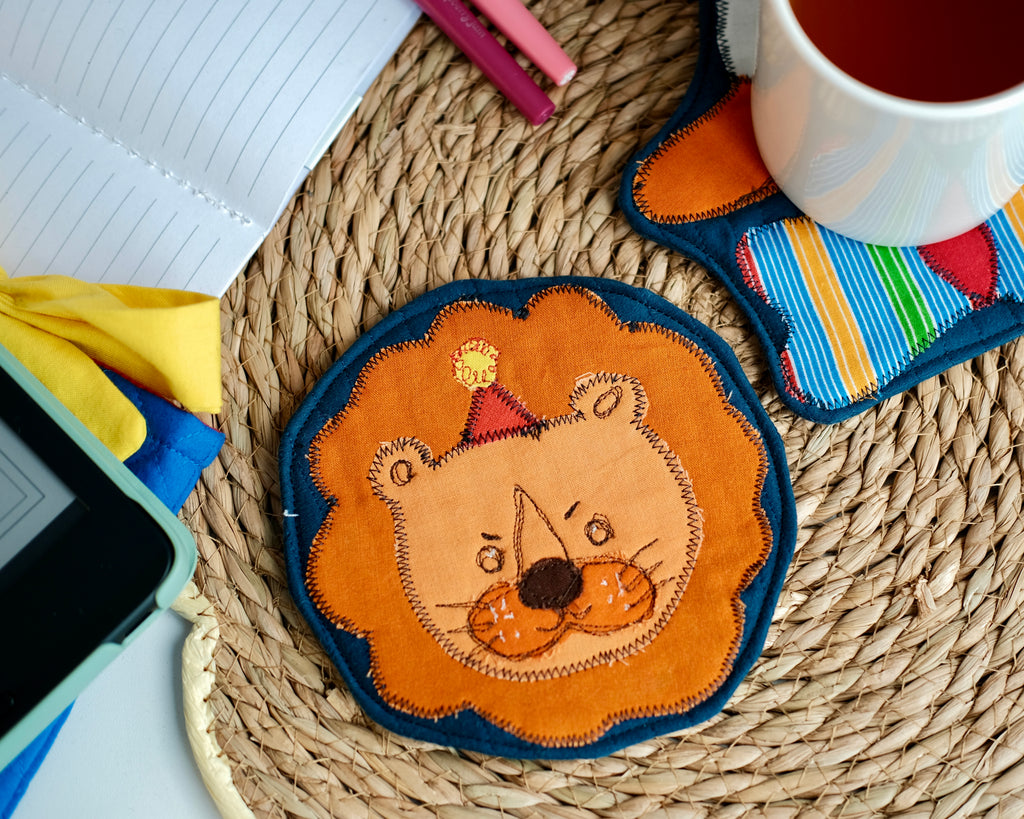 Sous-verre Clownimal Balthazar le lion sur fond bleu marin