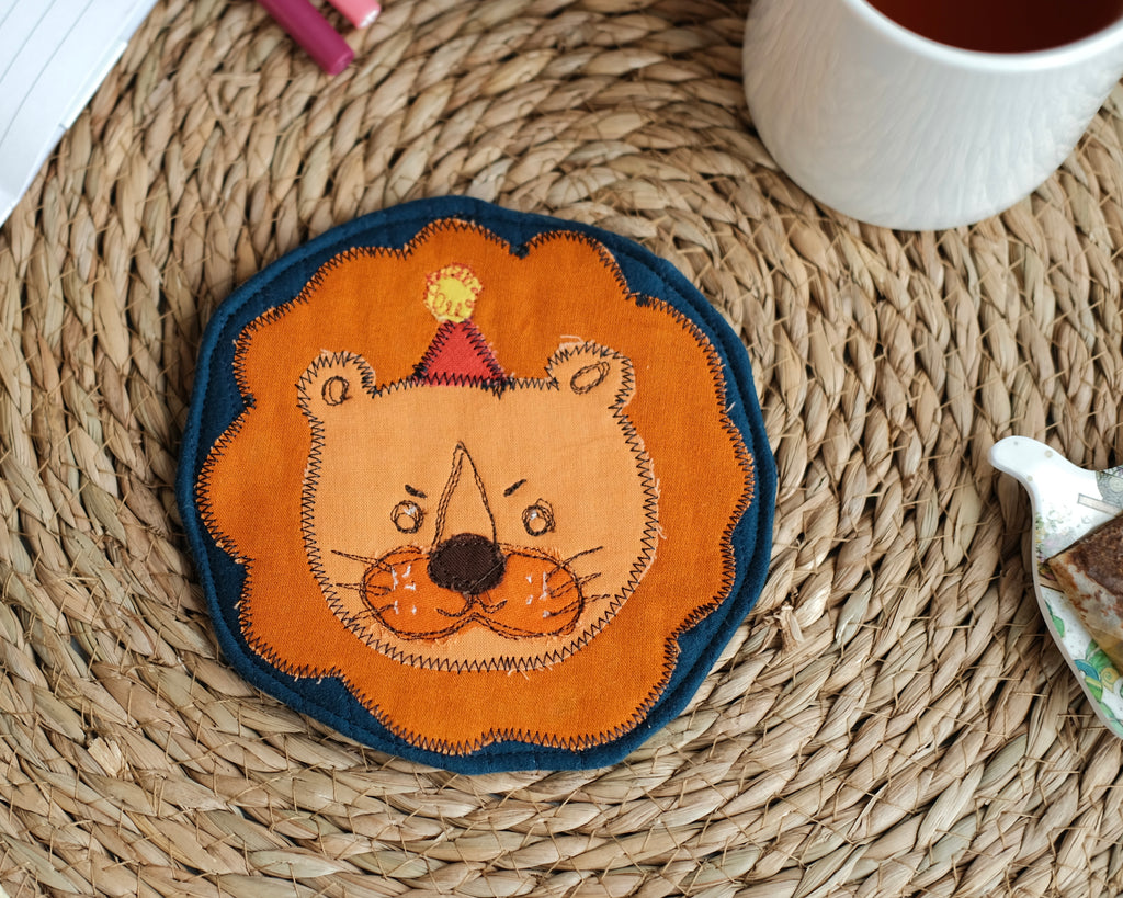 Sous-verre Clownimal Balthazar le lion sur fond bleu marin