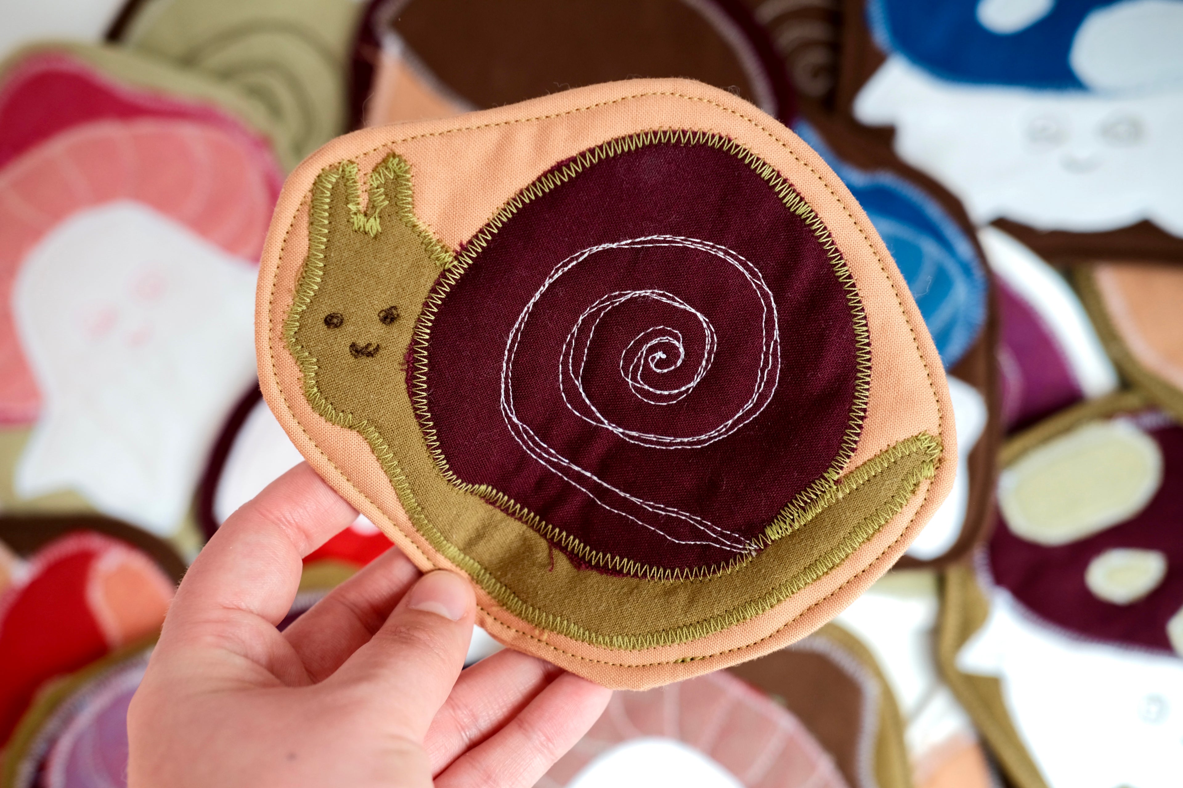 Sous-verre de la forêt Suzanne l’escargot sur fond beige