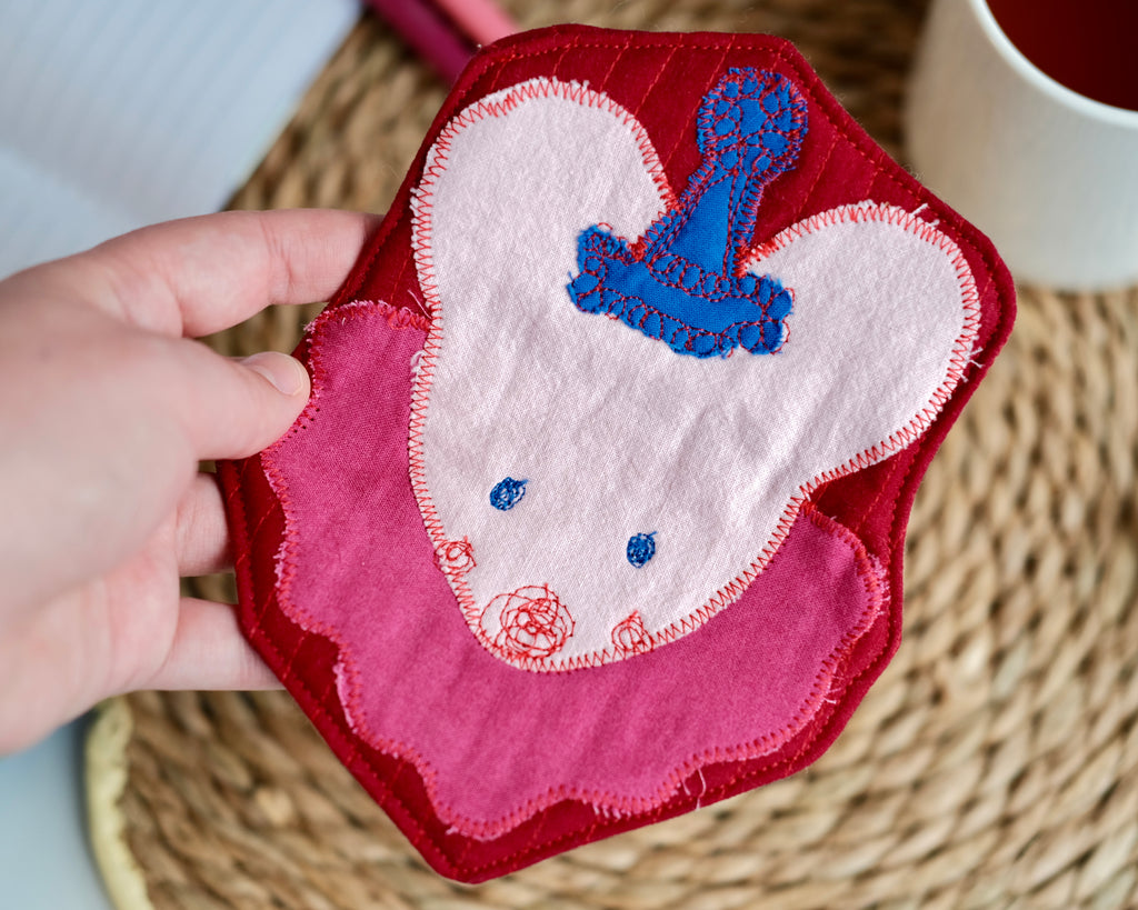 Sous-verre Clownimal Timmy la souris sur fond rouge foncé