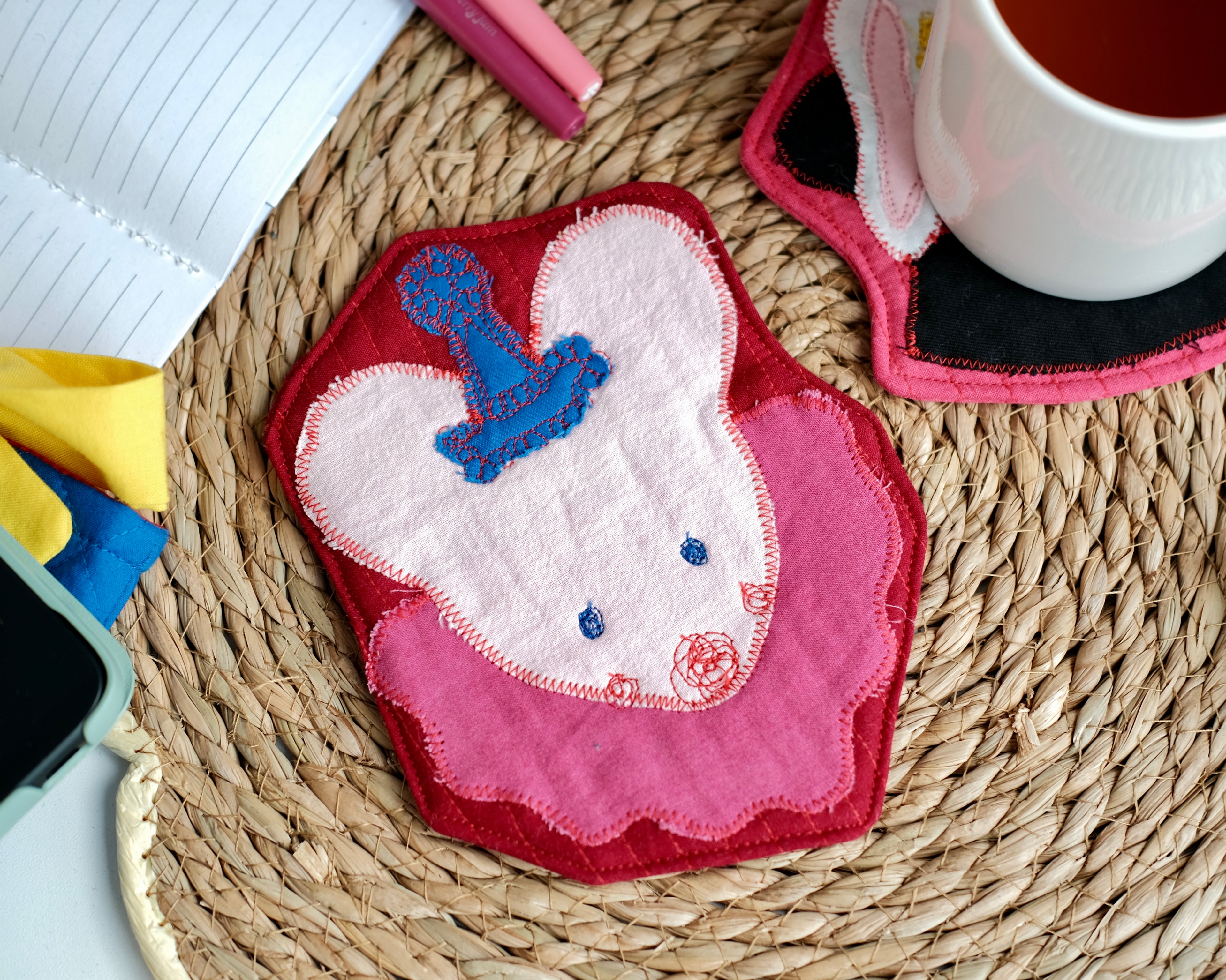 Sous-verre Clownimal Timmy la souris sur fond rouge foncé