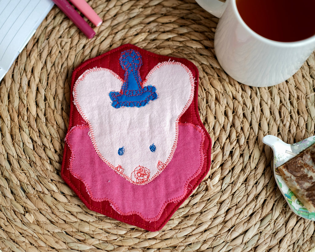 Sous-verre Clownimal Timmy la souris sur fond rouge foncé