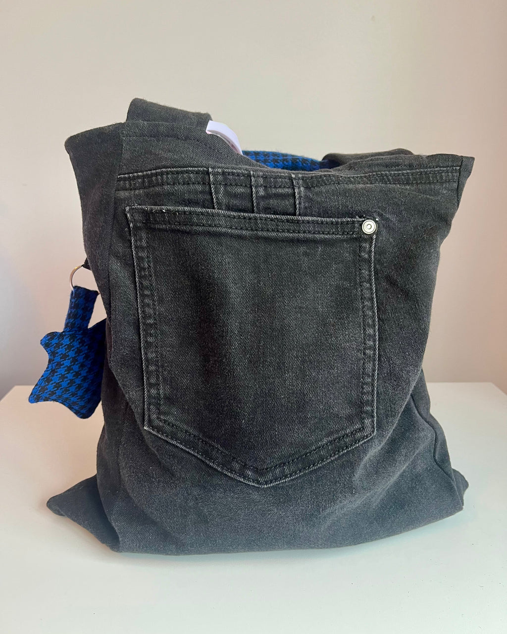Sac à main upcyclé denim noir + breloque étoile bleue