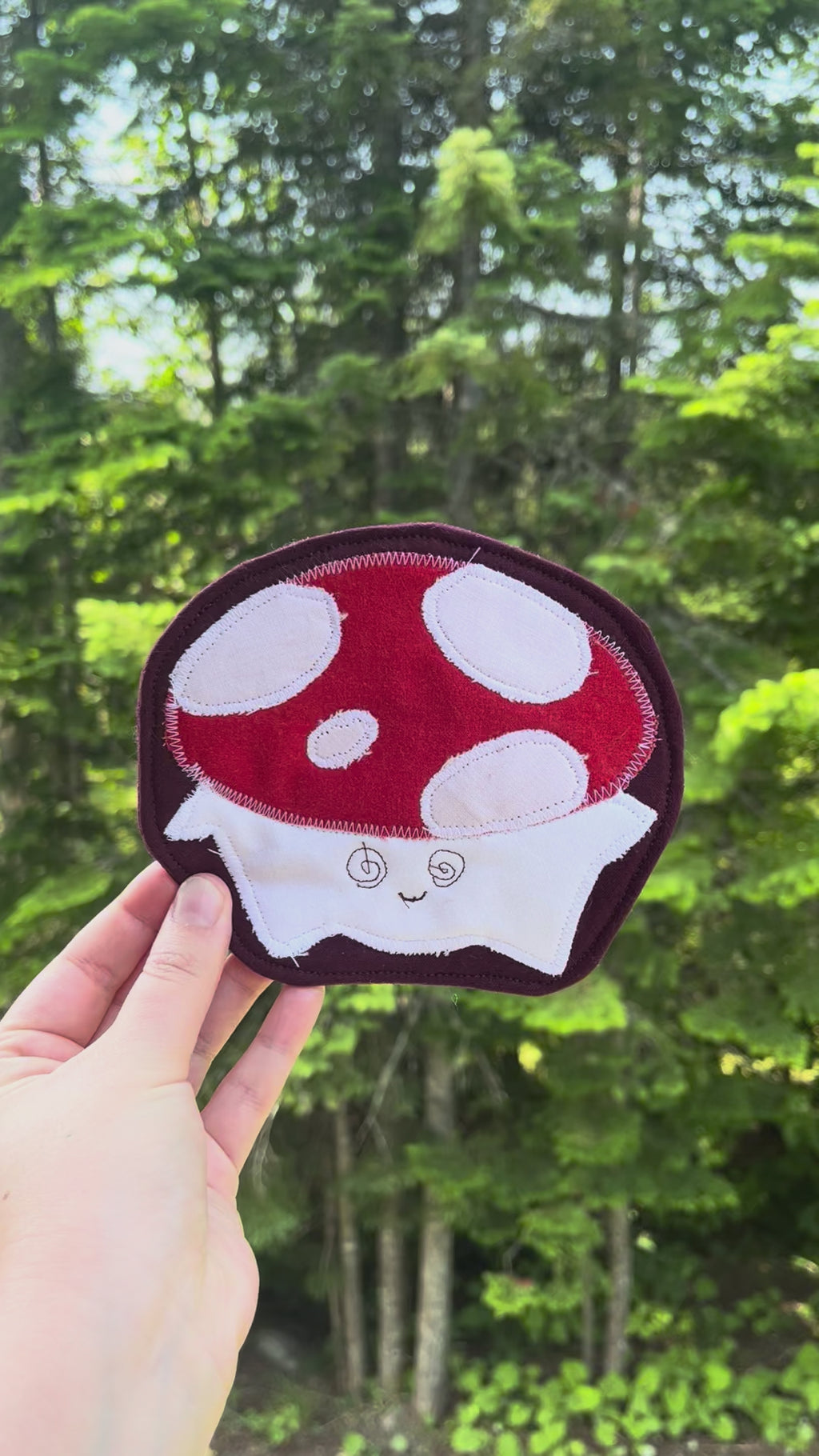 Sous-verre de la forêt Chantal le champignon, rouge et blanc sur fond bourgogne